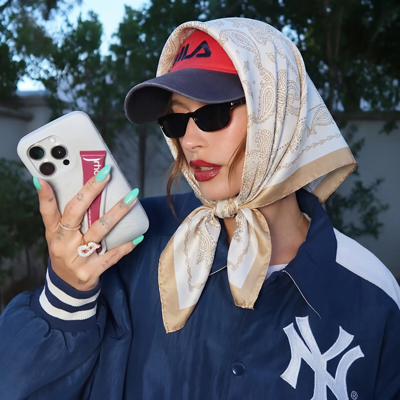 ヴィンテージベージュペイズリープリントスクエアスカーフサテン - Head Wrap Turban のレビューと価格